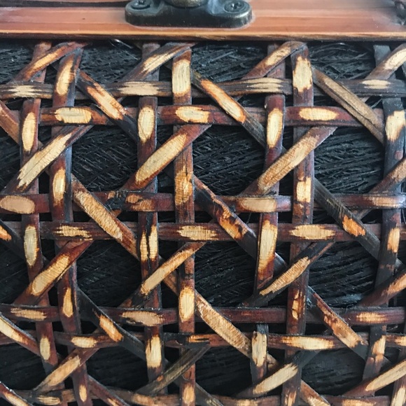 Dainty Wooden Weave Purse - Picture 2 of 8